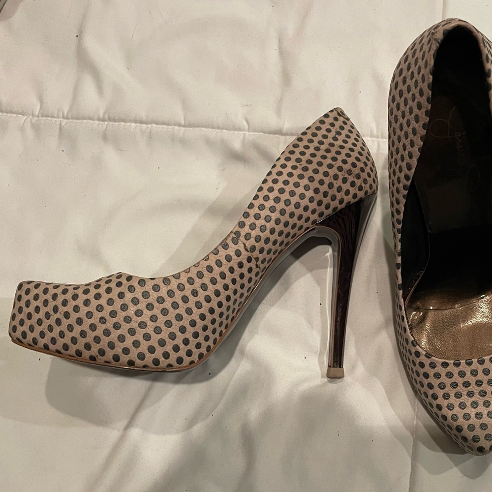 Platform closed toe pumps heels. Cream and gray. Integrated front 1” platform.